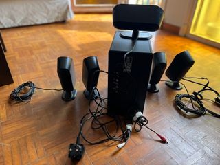 Sistema de altavoces Logitech 5.1 con subwoofer