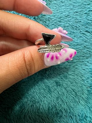 Anillo ajustable pluma y triángulo negro