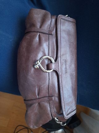 Bolso de piel marrón de hombro y de mano .