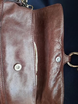 Bolso de piel marrón de hombro y de mano .