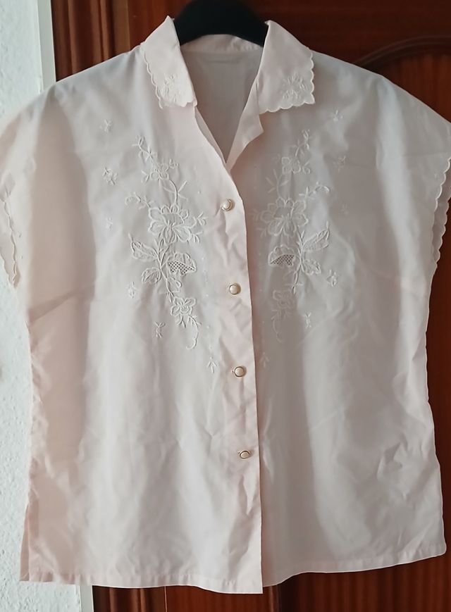 Blusa mujer bordada rosa y blanca