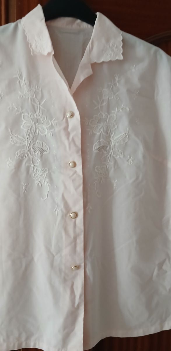Blusa mujer bordada rosa y blanca