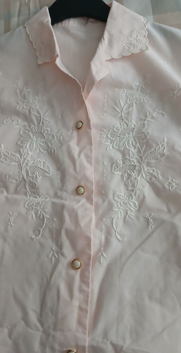 Blusa mujer bordada rosa y blanca