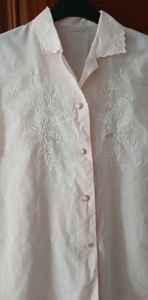 Blusa mujer bordada rosa y blanca