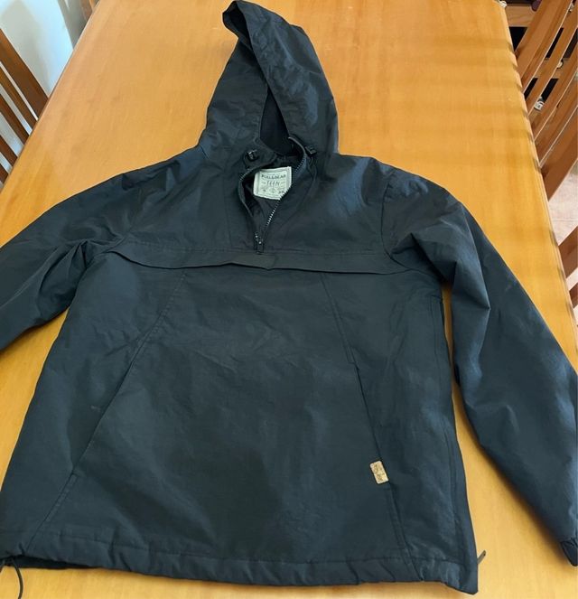 Cazadora Pull&Bear Negra con Capucha