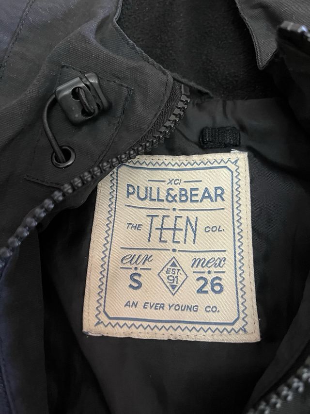 Cazadora Pull&Bear Negra con Capucha