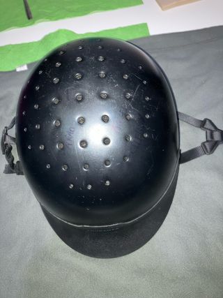 Casco de hípica negro y botas hípica