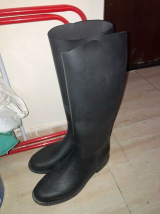 Casco de hípica negro y botas hípica