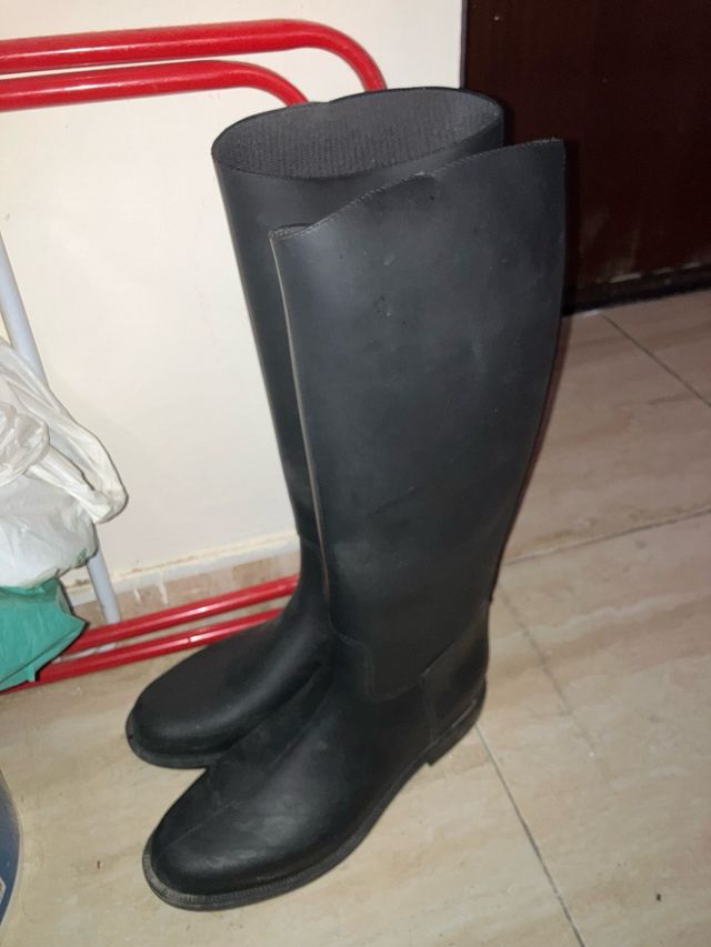 Casco de hípica negro y botas hípica