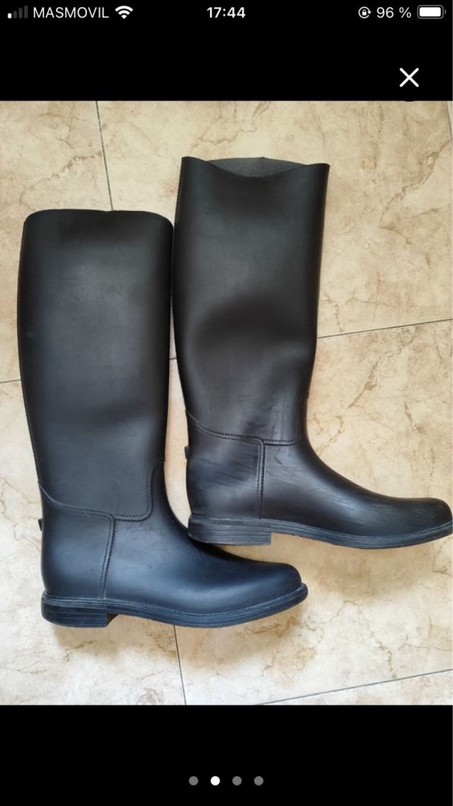 Casco de hípica negro y botas hípica