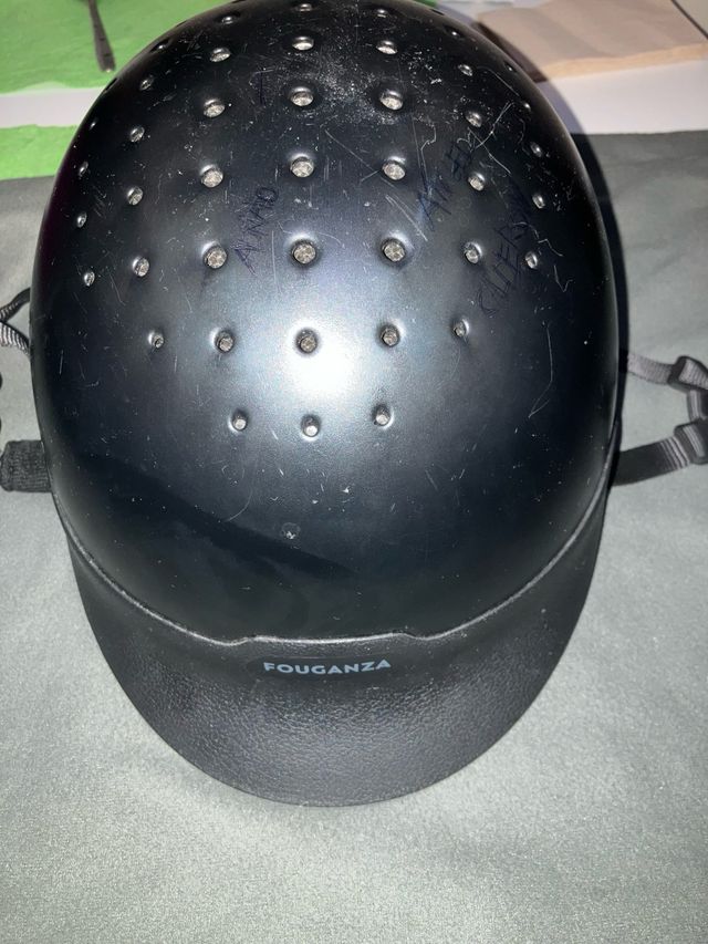 Casco de hípica negro y botas hípica