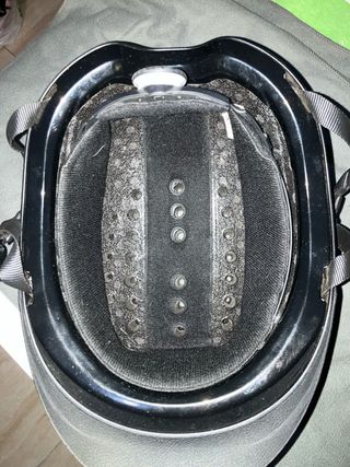 Casco de hípica negro y botas hípica