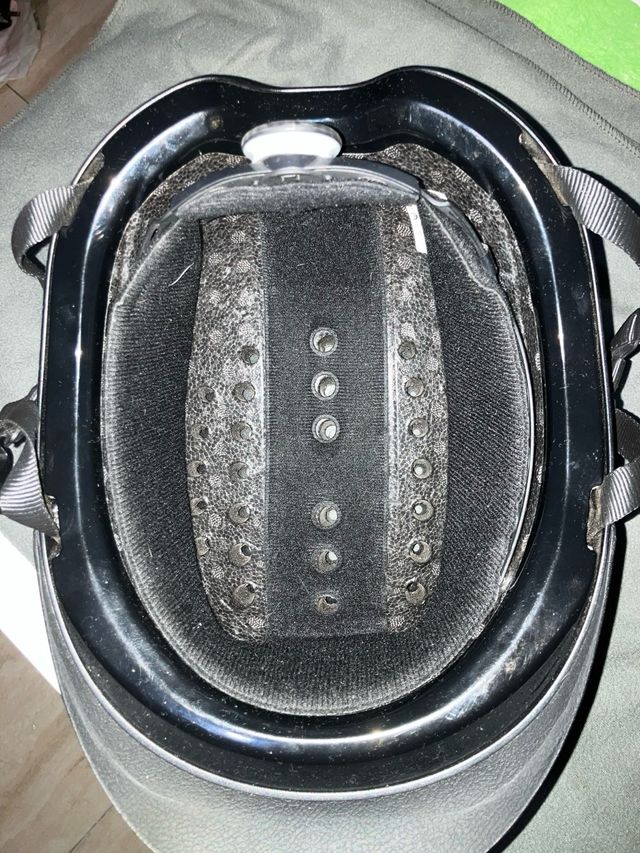 Casco de hípica negro y botas hípica