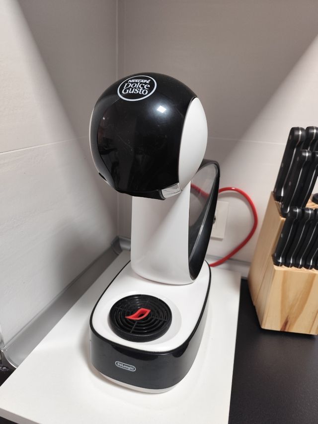 Cafetera Dolce Gusto Negra y Blanca