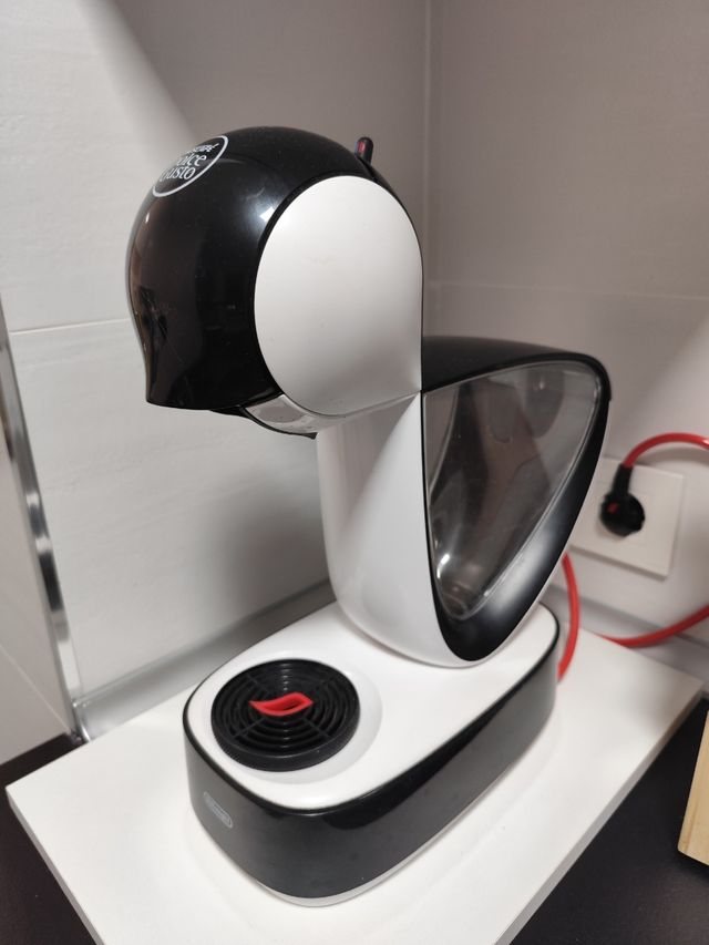 Cafetera Dolce Gusto Negra y Blanca