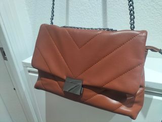 Bolso marrón de colgar mediano moderno y actual 