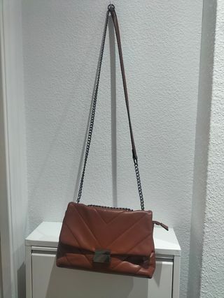 Bolso marrón de colgar mediano moderno y actual 