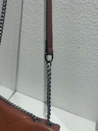 Bolso marrón de colgar mediano moderno y actual 