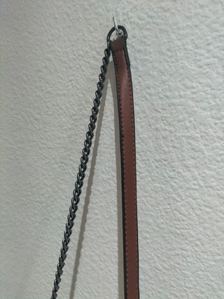 Bolso marrón de colgar mediano moderno y actual 