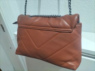 Bolso marrón de colgar mediano moderno y actual 