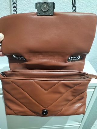 Bolso marrón de colgar mediano moderno y actual 