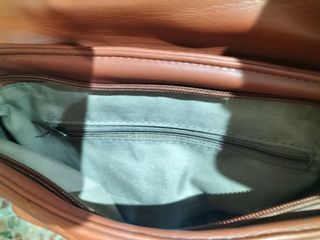 Bolso marrón de colgar mediano moderno y actual 