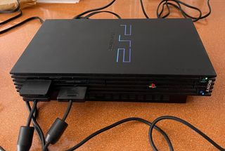 PlayStation 2 Negra con 2 mandos 
