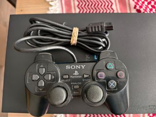 PlayStation 2 Negra con 2 mandos 
