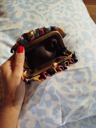 Es un monedero artesanal. Está como nuevo.