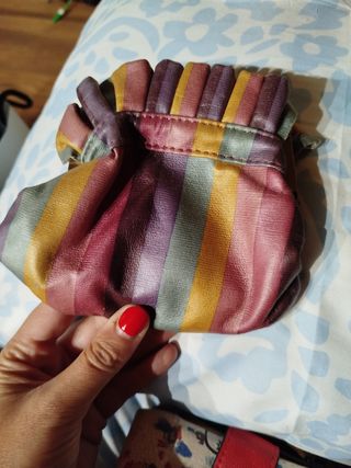 Es un monedero artesanal. Está como nuevo.