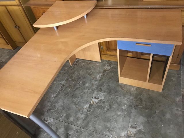 Escritorio de rincón madera y metal