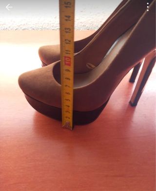 Zapatos de tacón Bershka marrones
Ante y charol 