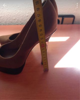 Zapatos de tacón Bershka marrones
Ante y charol 