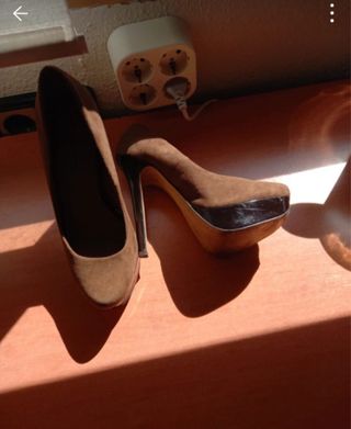 Zapatos de tacón Bershka marrones
Ante y charol 