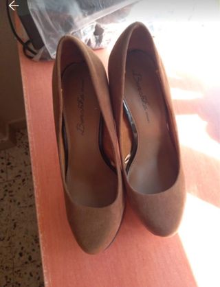 Zapatos de tacón Bershka marrones
Ante y charol 