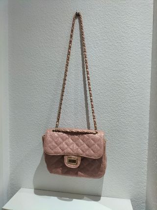 Bolso rosa metalizado con cadena dorada