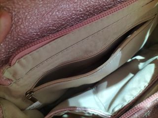 Bolso rosa metalizado con cadena dorada