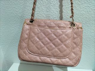 Bolso rosa metalizado con cadena dorada