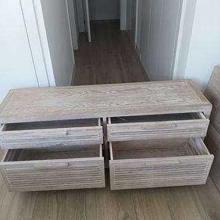 Mueble TV o pie de cama de madera. 