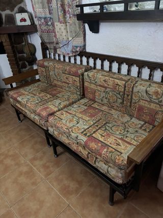 Dos sofás cama de hierro y madera