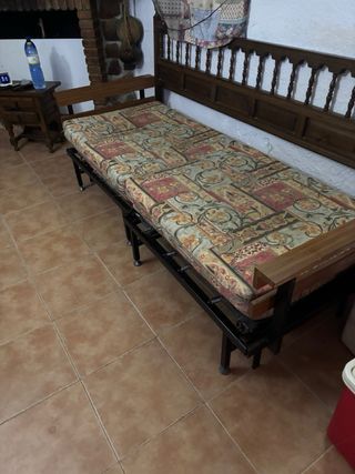 Dos sofás cama de hierro y madera