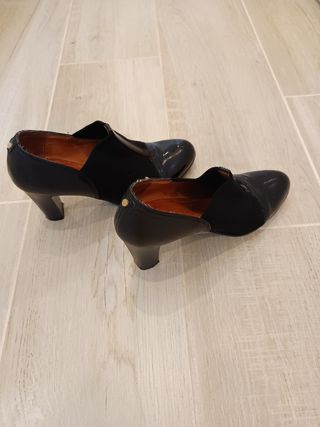 Zapato negro abotinado 