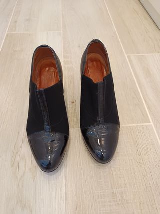 Zapato negro abotinado 