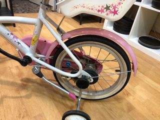Bicicleta infantil rosa con ruedines