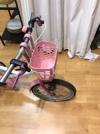 Bicicleta infantil rosa con ruedines