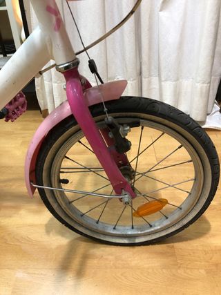Bicicleta infantil rosa con ruedines