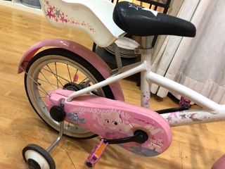 Bicicleta infantil rosa con ruedines