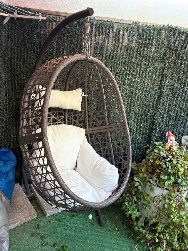 Columpio tipo cesta ratán con cojines