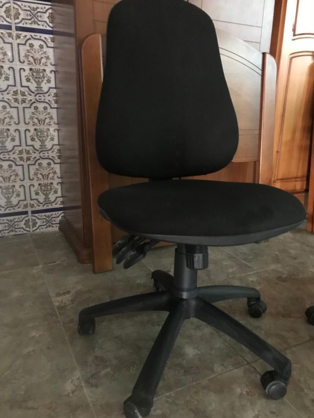 Silla de oficina negra