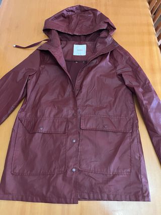 Chubasquero impermeable granate con capucha 